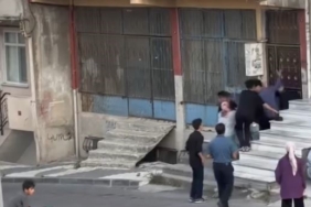 Arnavutköy’de sopalarla binaya saldırdılar: O anlar kamerada