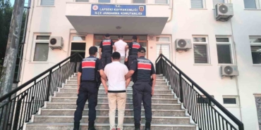 Lapseki’de tarım arazisinde çıkan ormanlık alana sıçrayan yangının sebebi sigara izmariti