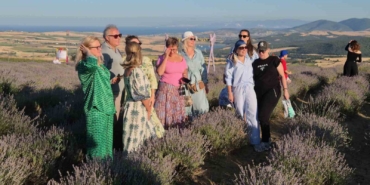 Rus turistler Tekirdağ’da mor lavanta tarlalarına hayran kaldı