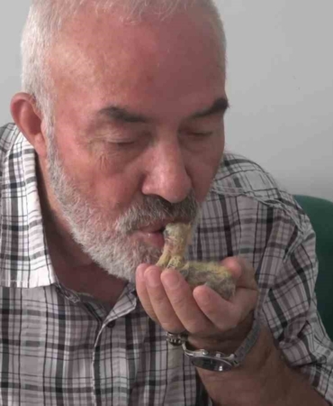 Ölmek üzereyken bulduğu kuşu ağzıyla besliyor