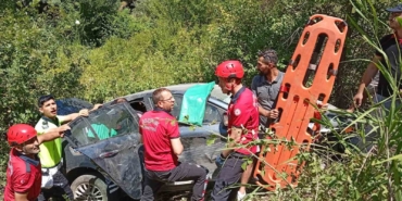 Bozüyük’te şarampole devrilen otomobildeki 3 kişi yaralandı