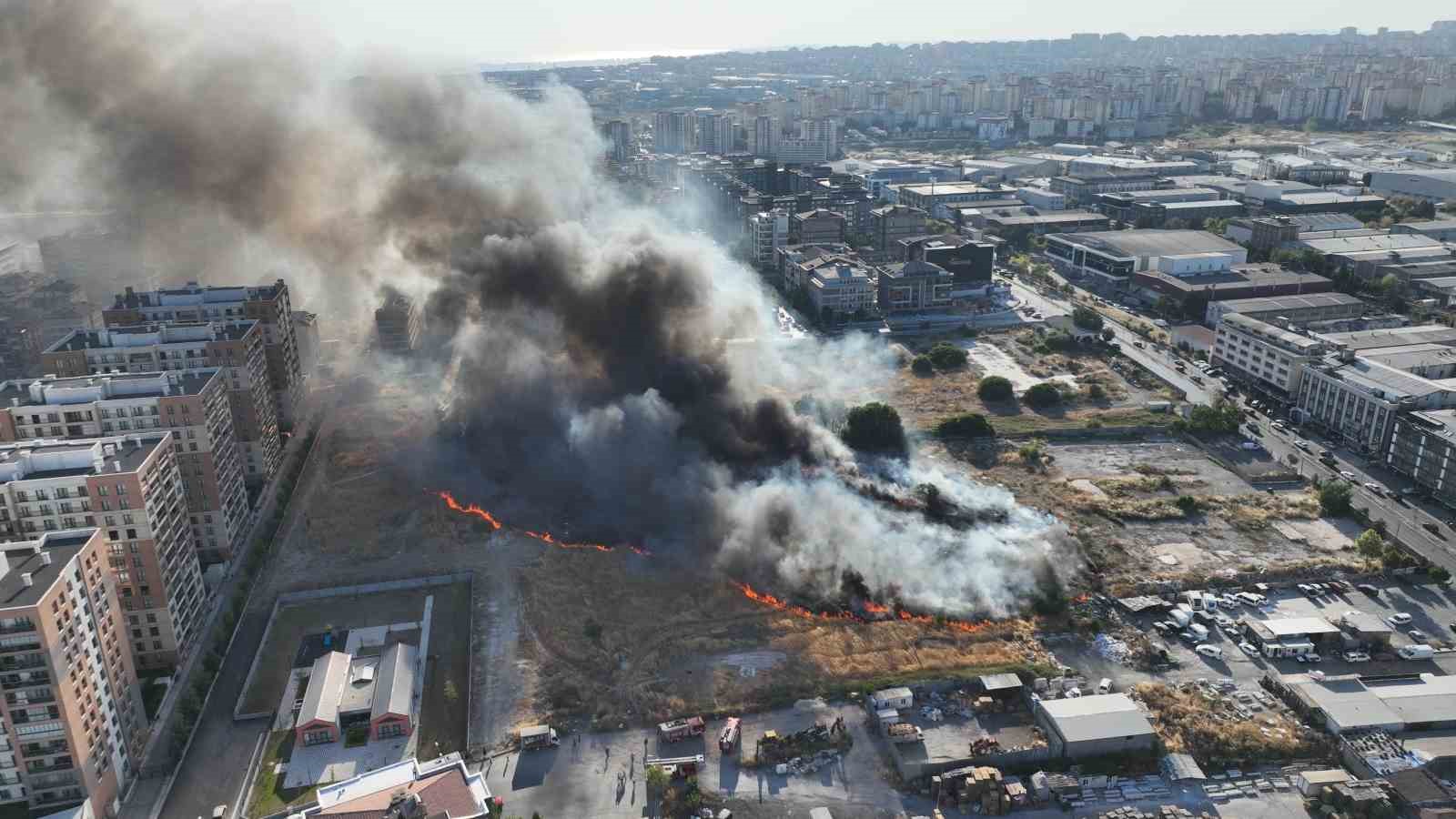 Beylikdüzü’ndeki otluk alan yangını kontrol altına alındı