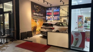 Küçükçekmece’de kontrolden çıkan elektrikli araç pastaneye girdi