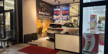 Küçükçekmece’de kontrolden çıkan elektrikli araç pastaneye girdi