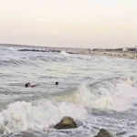 Arnavutköy’de deniz yasağına rağmen boğulma tehlikesi geçirdiler