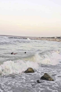 Arnavutköy’de deniz yasağına rağmen boğulma tehlikesi geçirdiler