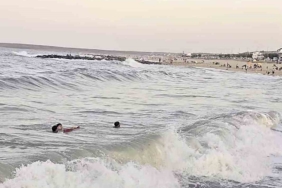 Arnavutköy’de deniz yasağına rağmen boğulma tehlikesi geçirdiler