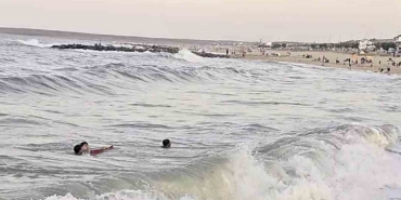 Arnavutköy’de deniz yasağına rağmen boğulma tehlikesi geçirdiler