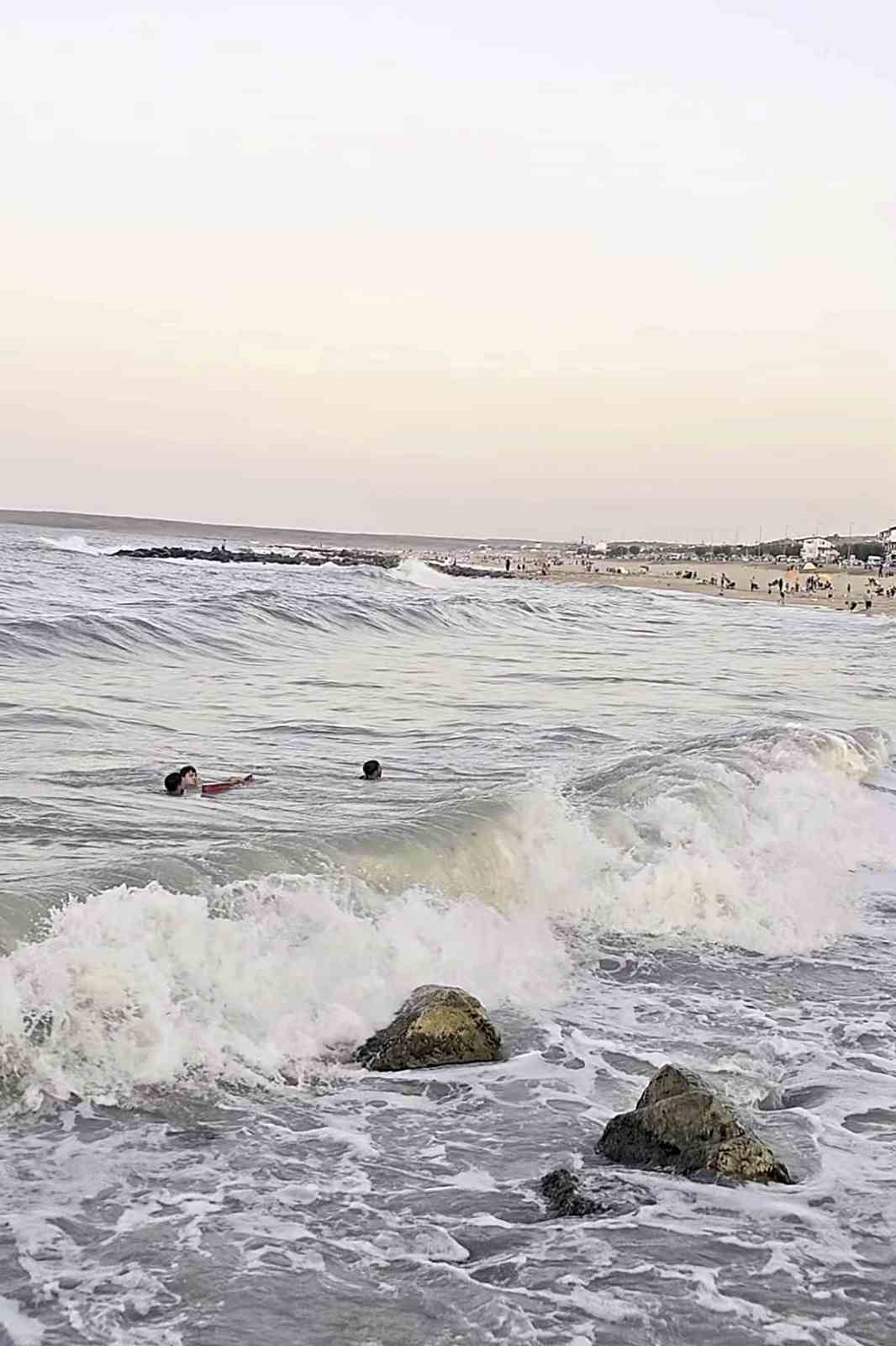Arnavutköy’de deniz yasağına rağmen boğulma tehlikesi geçirdiler
