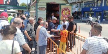 Oyuncakçı Amca, çocukların yüzünü güldürdü