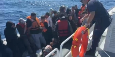 Yunan unsurları lastik bottaki 39 kaçak göçmeni ölüme terk etti