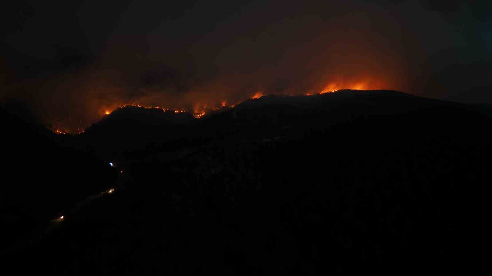 Sakarya’daki orman yangınında 28’inci saat: Alevlerin boyutu hava kararınca ortaya çıktı