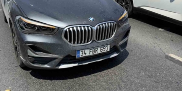 İBB’ye ait kamyonetten düşen çöp torbası 5 aracın kaza yapmasına neden oldu