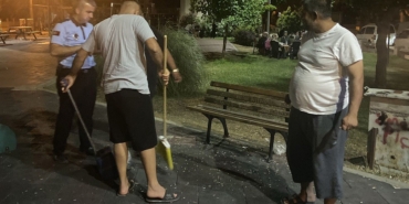 Yalova’da zabıta çekirdek kabuklarını atan vatandaşlara yerleri temizletti