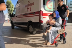 Bursa’da hafif ticari araç ile otomobil çarpıştı; 1’i çocuk 2 kişi yaralandı