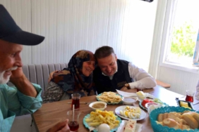 Geçici barınma merkezinde ilk sabah kahvaltısı