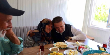 Geçici barınma merkezinde ilk sabah kahvaltısı