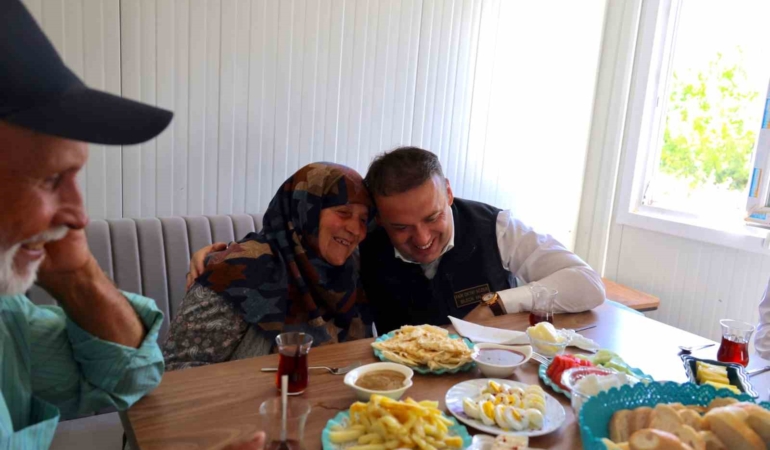 Geçici barınma merkezinde ilk sabah kahvaltısı