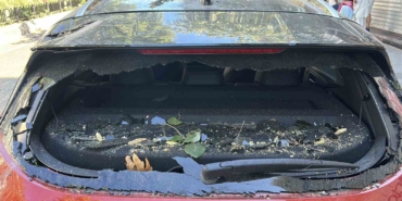 Üsküdar’da park halindeki aracın üzerine ağaç devrildi