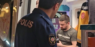 Şehir merkezinde dehşet anları: Yol verme yüzünden araçla ezmeye kalktı