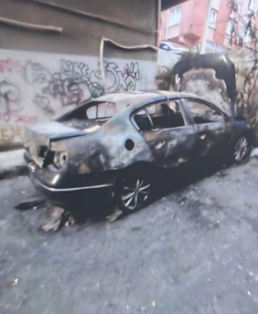 Bahçelievler’de polis yelekli hırsızlar, yakalanmamak için aracı yaktı