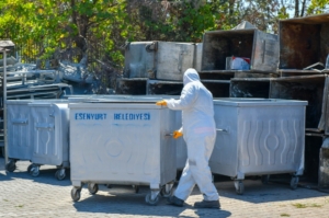 Esenyurt Belediyesi ilçeyi yaşanabilir hale getirmek için temizlik çalışmalarına devam ediyor