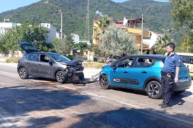 Erdek’te iki araç kafa kafaya çarpıştı: 5 yaralı