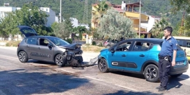 Erdek’te iki araç kafa kafaya çarpıştı: 5 yaralı