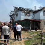 Sakarya’da iki katlı ev alev topuna döndü