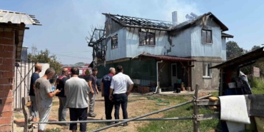 Sakarya’da iki katlı ev alev topuna döndü