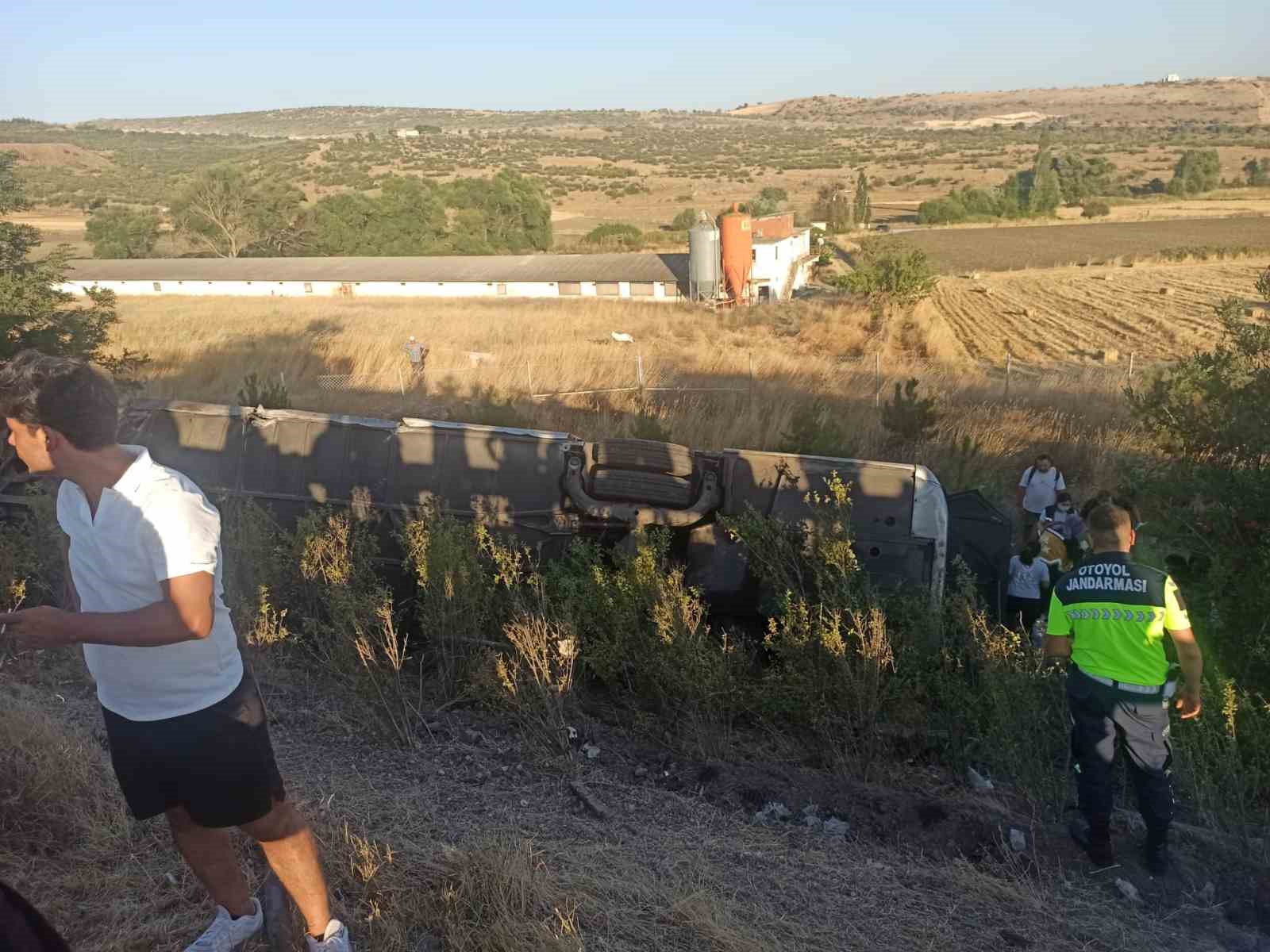 Balıkesir’de yolcu otobüsü devrildi: 1’i ağır 27 yaralı