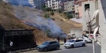 Sultangazi’de boş arazide çıkan yangın paniğe neden oldu
