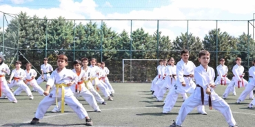 Sultangazi Belediyesi yaz tatilinde gençleri 20 branşta eğitim veren spor okullarıyla buluşturdu