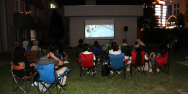 SUBÜ’de final sınavları sonrası açık havada sinema keyfi