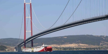 Oruç Reis Sismik Araştırma Gemisi, 1915 Çanakkale Köprüsü altından geçti