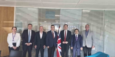 İngiliz Bakan, Assan Panel’in Suffolk’taki tesisini örnek gösterdi