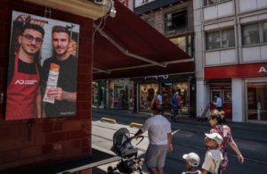 İstanbul’da bir dönercinin ChatGPT ile ürettiği ‘ünlü fotoğrafları’ gerçeğinden daha çok ilgi gördü, dünya medyasında haber oldu