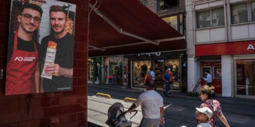İstanbul’da bir dönercinin ChatGPT ile ürettiği ‘ünlü fotoğrafları’ gerçeğinden daha çok ilgi gördü, dünya medyasında haber oldu