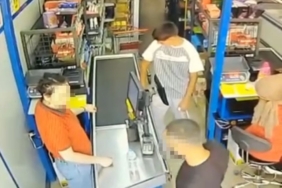 Marketin kadın kasiyerine yumruklu saldırı kamerada