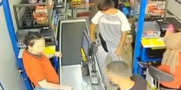 Marketin kadın kasiyerine yumruklu saldırı kamerada