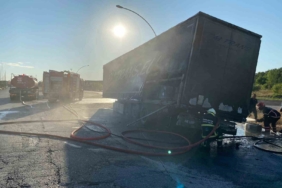 Polonya’ya giden tel yüklü tırın dorsesi Anadolu Otoyolu’nda alev alev yandı