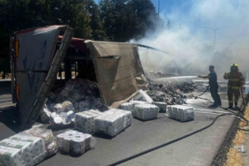 Balıkesir’de trafik kazası sonrası yanan tır, ot yangını çıkardı: 1 yaralı