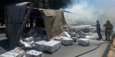 Balıkesir’de trafik kazası sonrası yanan tır, ot yangını çıkardı: 1 yaralı