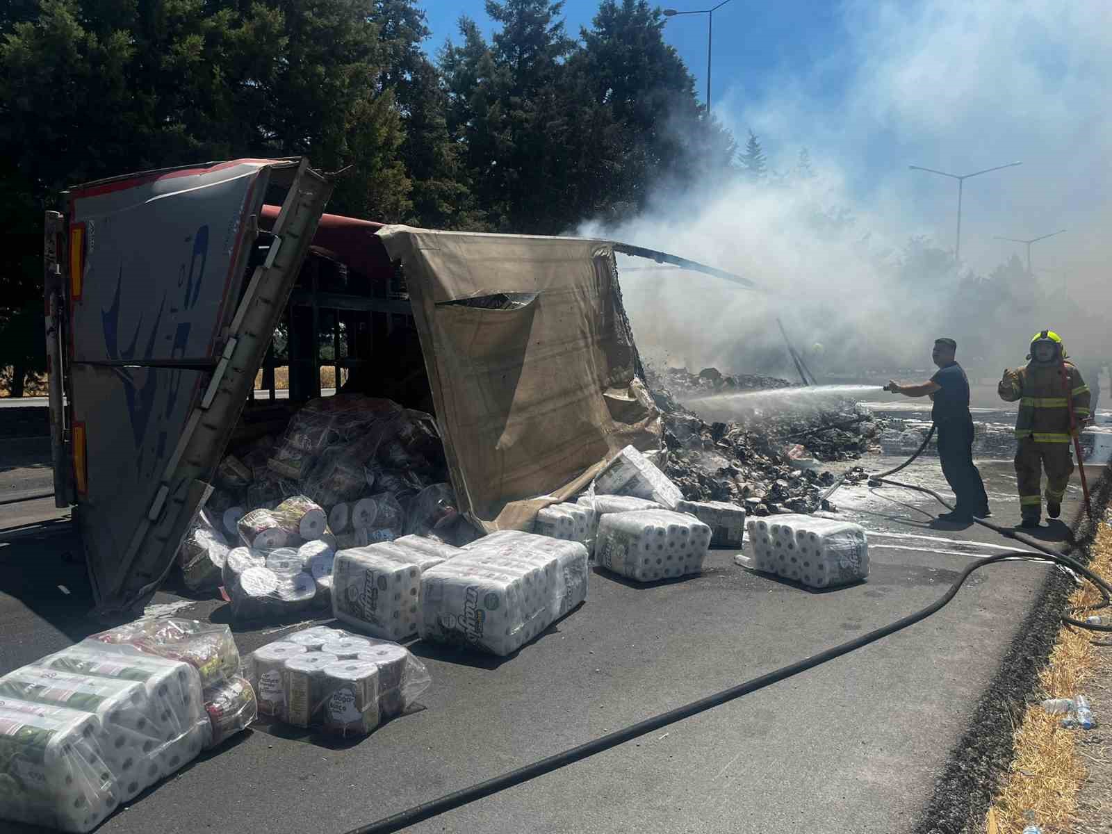 Balıkesir’de trafik kazası sonrası yanan tır, ot yangını çıkardı: 1 yaralı
