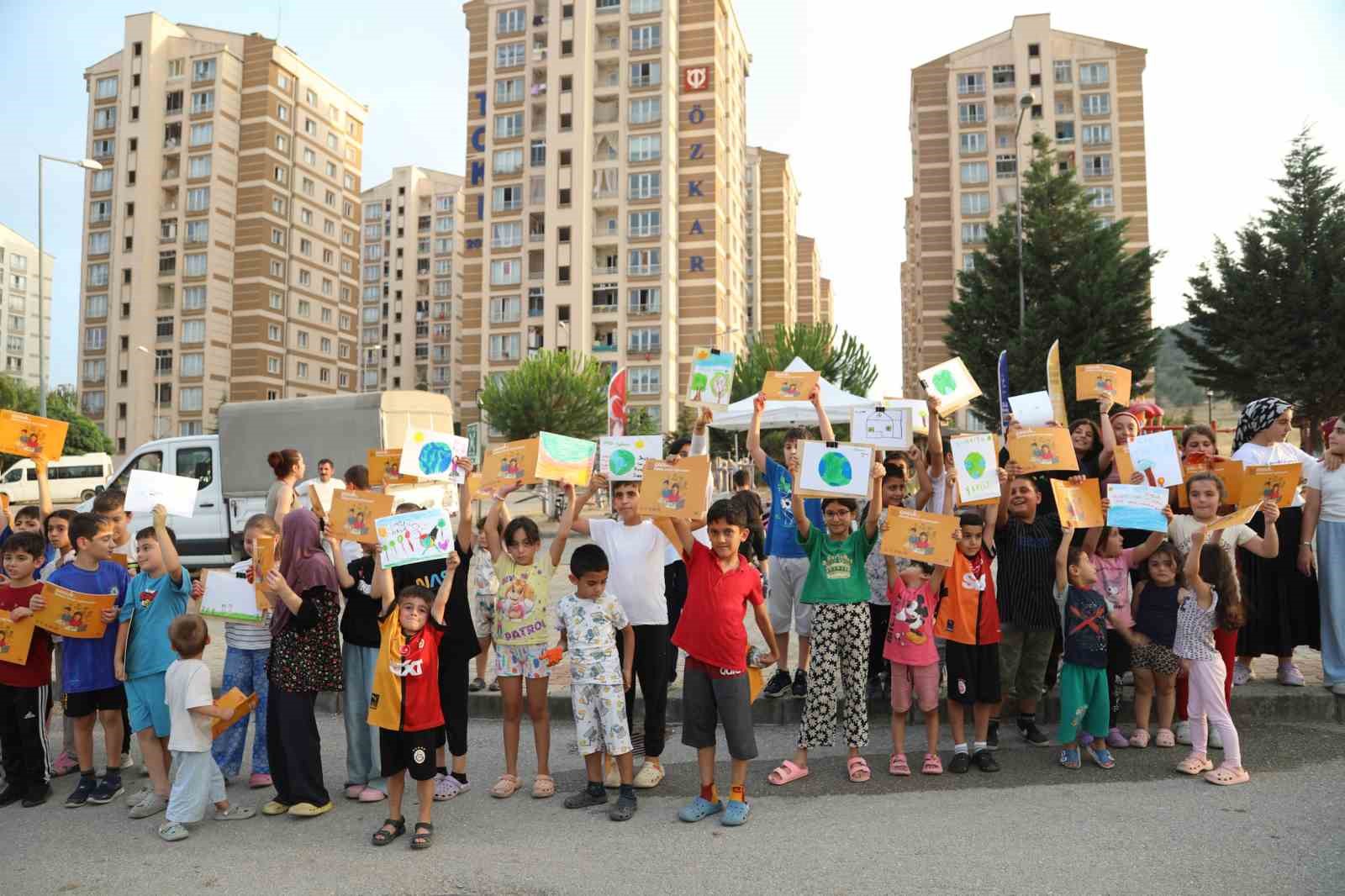 Çocukları gülümsetiyor, yaraları birlikte sarıyoruz