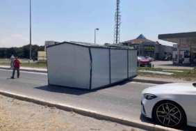 Bandırma’da tırdan düşen konteyner trafiği aksattı