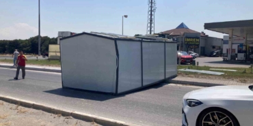 Bandırma’da tırdan düşen konteyner trafiği aksattı