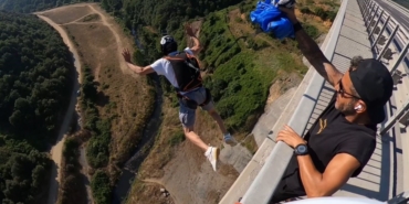 İstanbul’da 86 metrelik viyadükten paraşütle atladılar