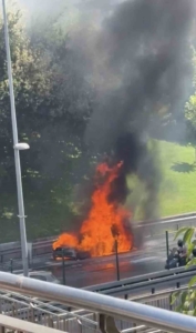 Üsküdar’da lüks otomobil alev alev yandı