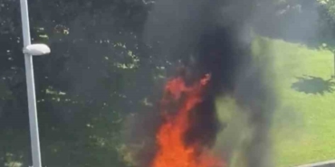 Üsküdar’da lüks otomobil alev alev yandı